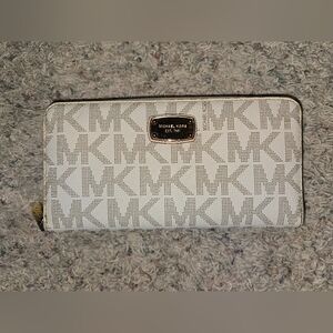 Michael Kors Cream Wallet